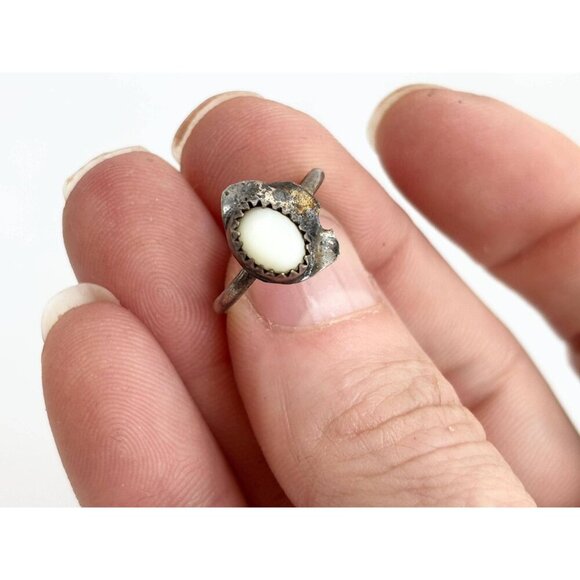 Mother of Pearl Silver Toned Vintage Southwest Style Ring - sz 4.5 - Picture 3 of 10